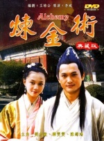 两个男人一人叼一只奶